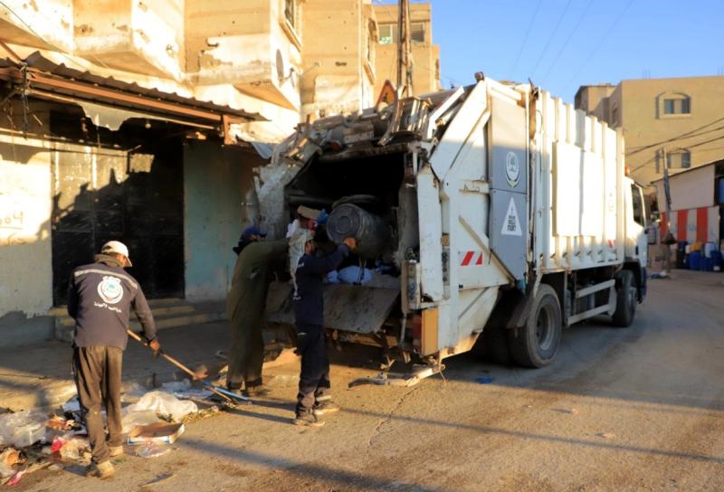 منع طواقمها من الوصول إلى مكب النفايات الصلبة