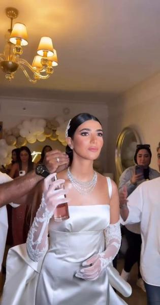 الصور الأولى لريم سامي بفستان الزفاف.. كلاسيكي بظهر مكشوف وفيونكة كبيرة