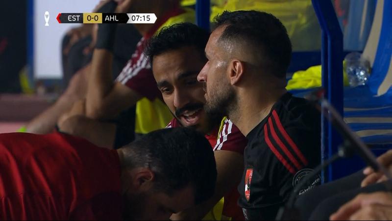 بعد 3 دقائق.. علي معلول يغادر مباراة الأهلي والترجي مصابًا