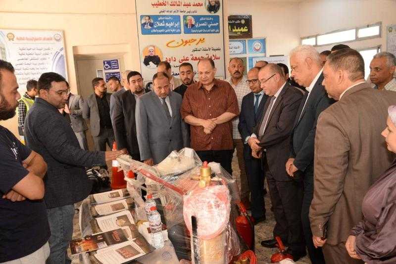 محافظ أسيوط يشهد الاحتفال باليوم العالمي للسلامة والصحة العامة بكلية طب الأزهر