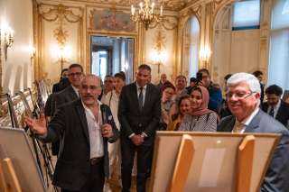 وزير التعليم العالي يفتتح معرضًا للفنان عمرو فهمي في لندن