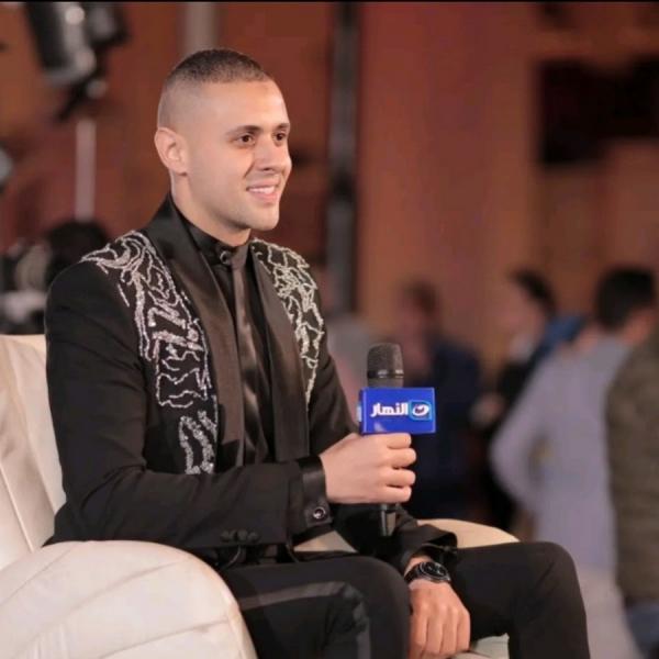 القبض على إسلام سعد مصمم الأزياء بحوزة 55 ألف دولار بمطار القاهرة 