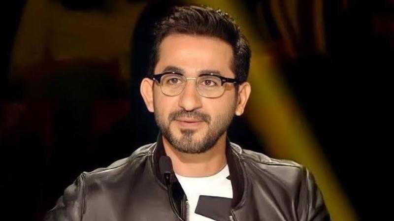 أحمد حلمي يعرض دبلة فيلم عسل أسود في مزاد علني