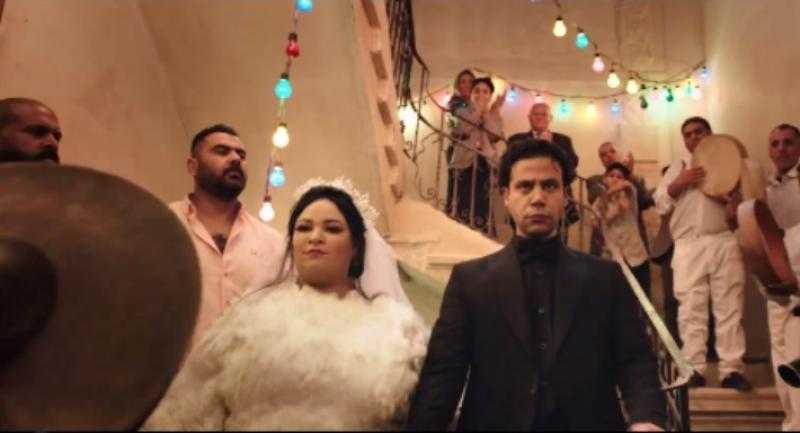 محمد إمام يتزوج ويزو في الإعلان الثاني لفيلم ”اللعب مع العيال”