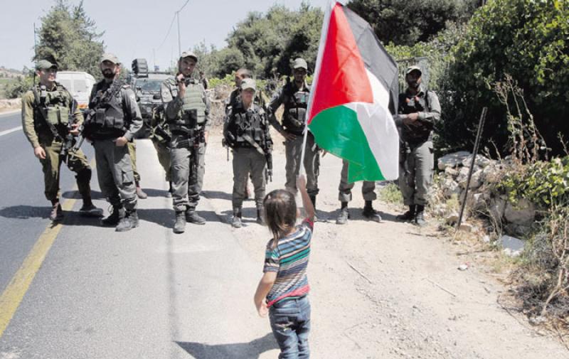 علم فلسطين أمام جيش الاحتلال