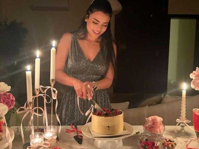 أسماء جلال تثير الجدل بعد صور احتفالها بعيد ميلادها.. والجمهور: جلسة رومانسية