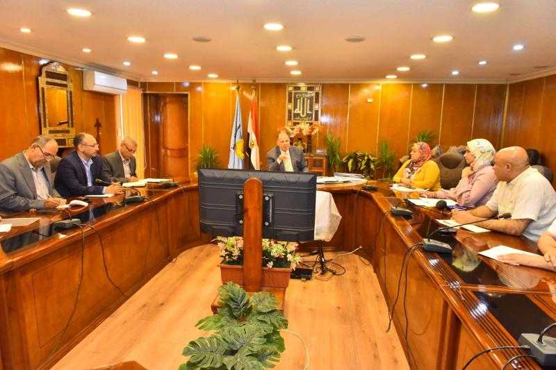 محافظ أسيوط يعقد اجتماعا لمتابعة مستجدات ملف التصالح في مخالفات البناء وآليات إعداد خريطة استثمارية للمشروعات بالمراكز