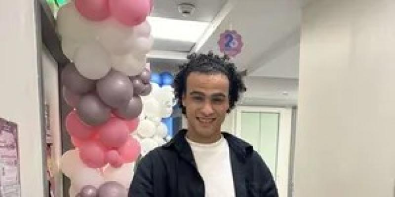 بعد نجاحه مع عمرو دياب.. شاعر «ياقمر» يطلق اسم الأغنية على مولودته