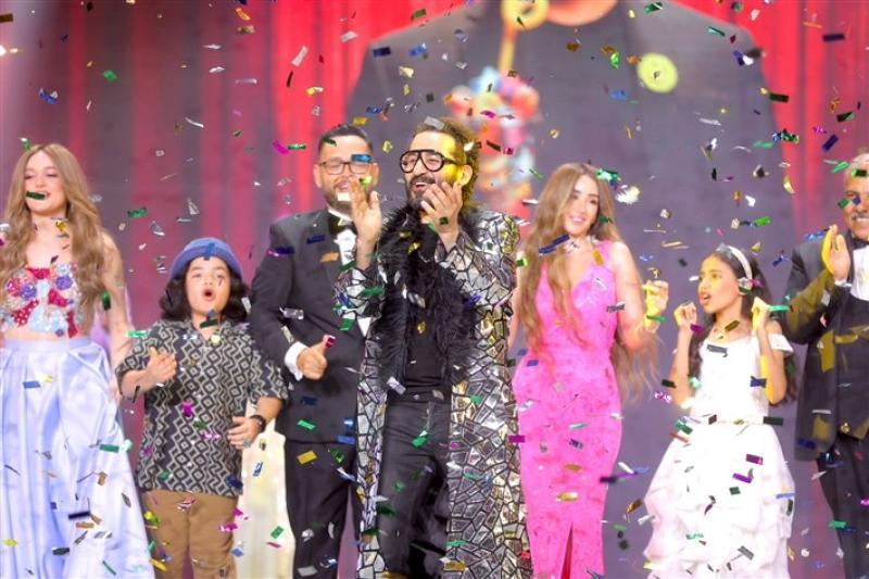 أحمد حلمي يعلن عرض مسرحية ”ميمو” في مصر بموسم عيد الأضحى