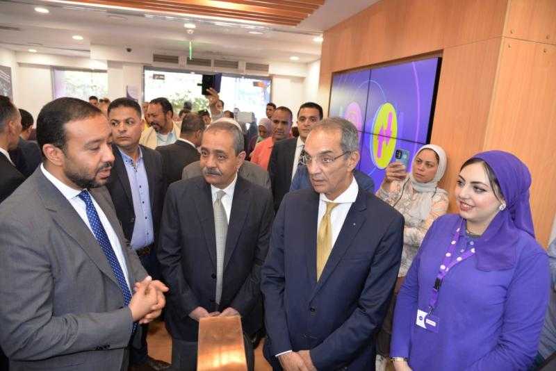 وزير الاتصالات وتكنولوجيا المعلومات ومحافظ الإسماعيلية يتفقدان مركز خدمة العملاء بالسلطان حسين