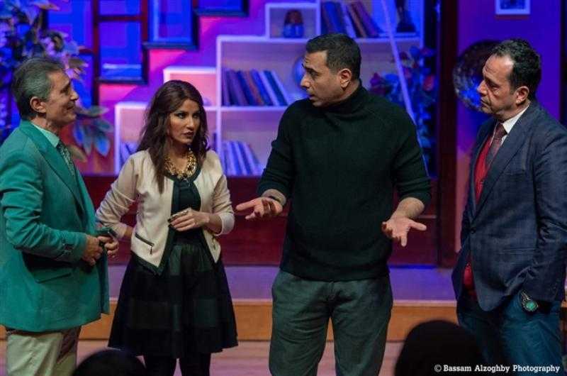 أسرة ”النقطة العميا” تحتفل بمرور 100 ليلة عرض على مسرح الغد بالبالون
