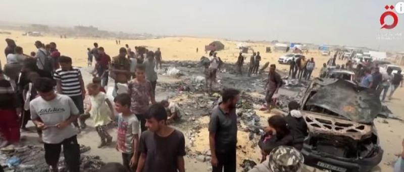الغزيون يبحثون عن متاعهم وسط رماد محرقة تل السلطان برفح الفلسطينية.. «فيديو»