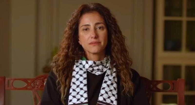 بالعلم الفلسطيني .. حنان مطاوع تلقي قصيدة كتبت تحت قصف غزة