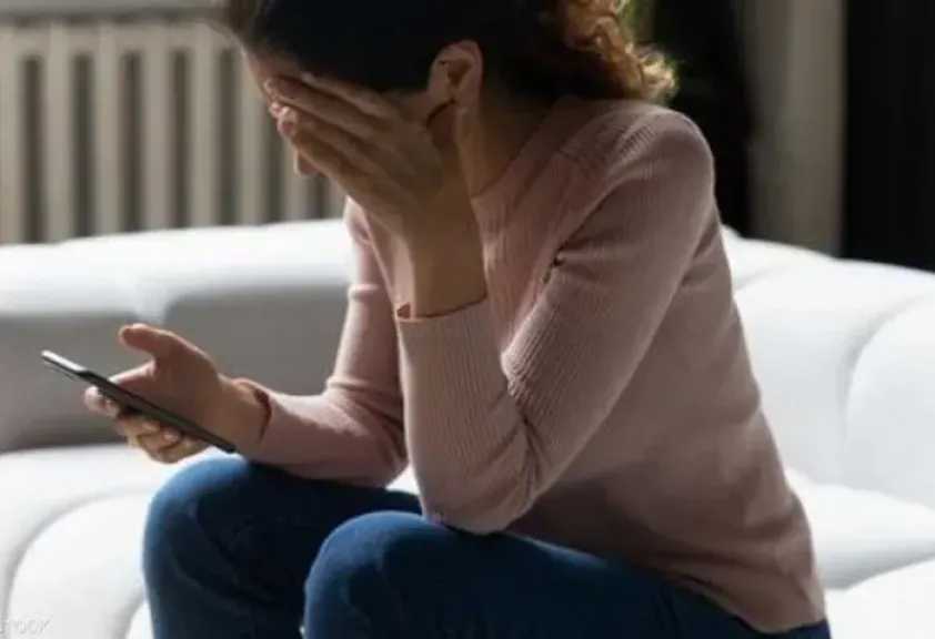 «الداخلية»: ضبط عامل ابتز فتاة بعد تصويرها بمقاطع فيديو دون ملابس