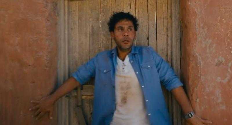 محمد إمام تائه في الصحراء ويجبر على تعليم أطفال وبنات قبيلة في إعلان ”اللعب مع العيال”