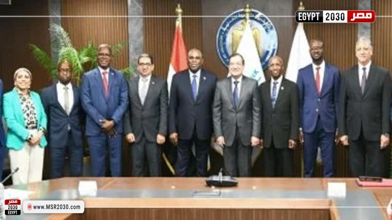 وزير البترول خلال اللقاء