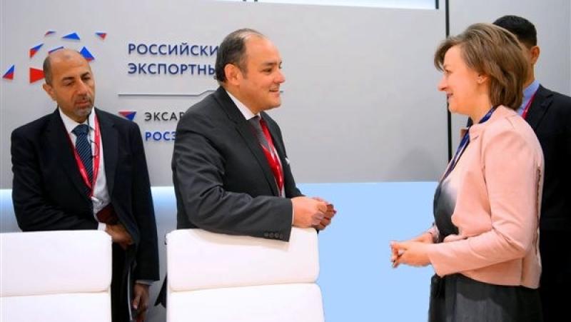 وزير التجارة يبحث تعزيز التعاون مع مدير عام مركز التصدير الروسي