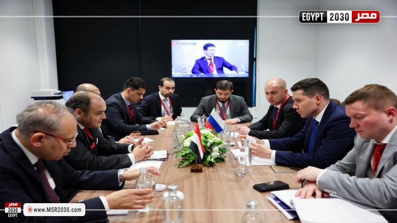 وزير التجارة والصناعة مع نظيره الروسي