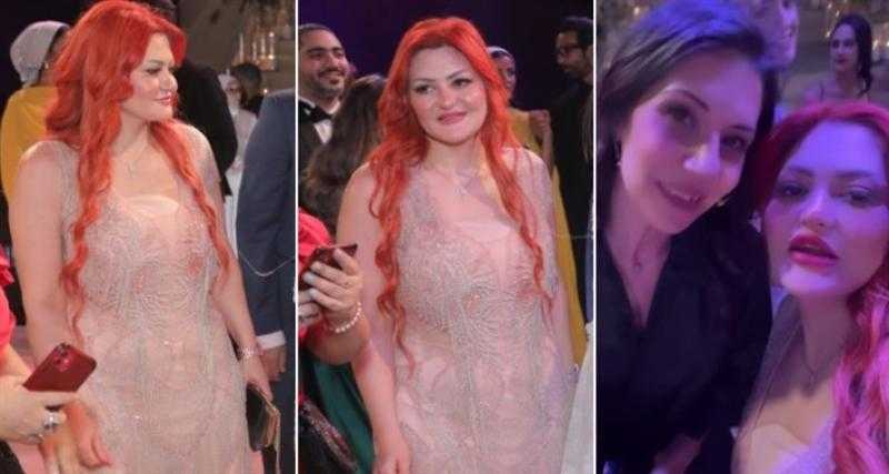 زوجة مصطفى قمر تلفت الأنظار بشعر أحمر ناري في حفل زفاف جميلة عوض