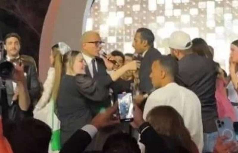 عمرو دياب يصفع أحد المعجبين على وجهه