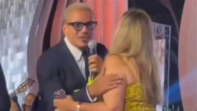 ليلى علوي ترد على جدل فيديو تقبيلها لعمرو دياب