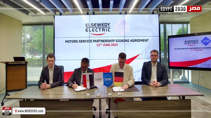 جانب من التوقيع