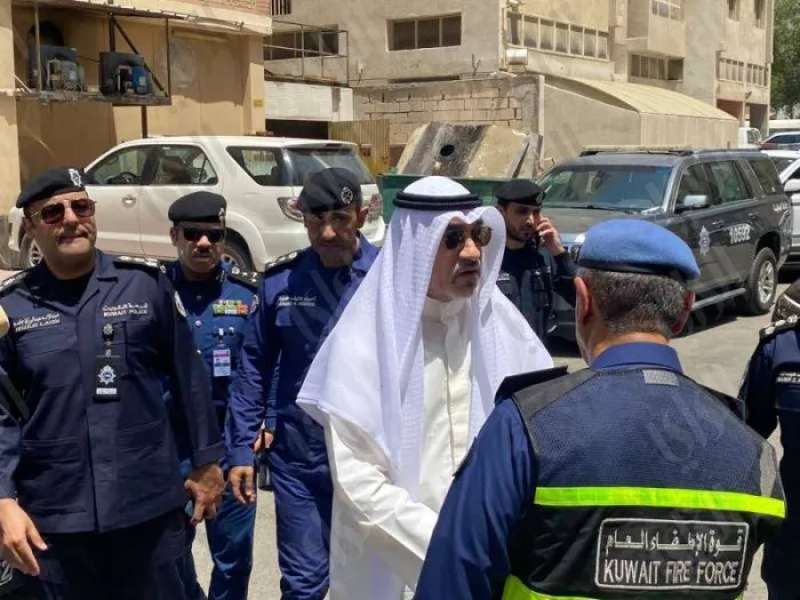 وزير الداخلية الكويتي يتفقد موقع حريق مبني بالمنقف