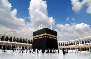 حكم ارتداء المرأة ملابس باهظة الثمن لالتقاط صور أمام الكعبة.. أمينة الفتوى تجيب