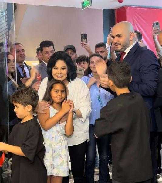 إسعاد يونس تفتتح مجمع سينمات رنيسانس في بنها بحضور حفيدتها