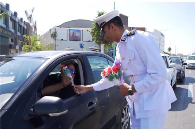رجال الشرطة يهدون المواطنين الورود والهدايا بمناسبة عيد الأضحى المبارك