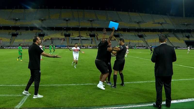 مدرب الزمالك يتعدى على الحكم الرابع