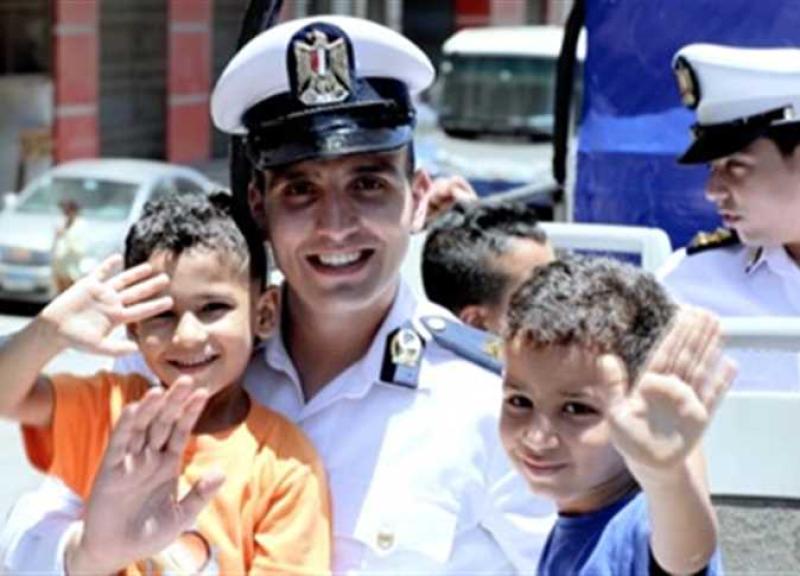 جانب من الاحتفال مع الأطفال الأيتام بالعيد