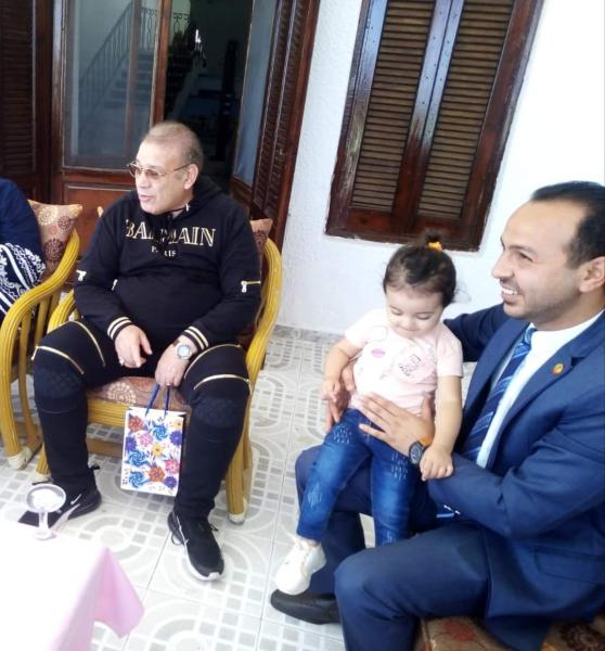 حسن راتب مع أسرته 