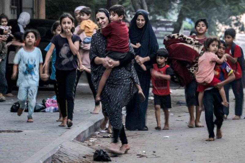 الفلسطينيون في مخيمات النزوح يلجأون إلى وسائل بدائية لتخفيف شدة الحر