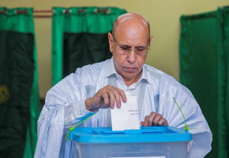الرئيس الموريتاني يدلي بصوته في الانتخابات 