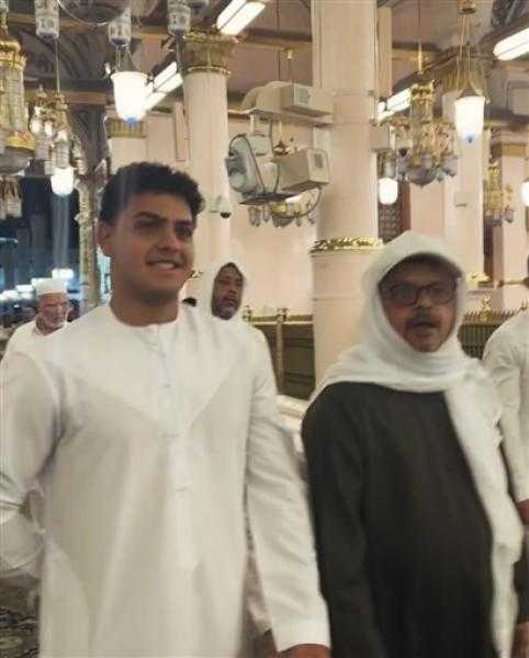 أحمد هنيدي يشارك متابعيه بصور مؤثرة مع والده بعد أداء العمرة
