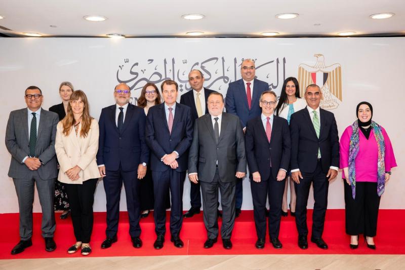 صورة تجمع محافظ البنك المركزي المصري مع أعضاء البنك الأوروبي 