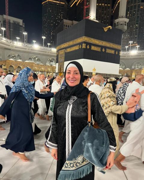 نرمين الفقي تؤدي مناسك العمرة.. صور