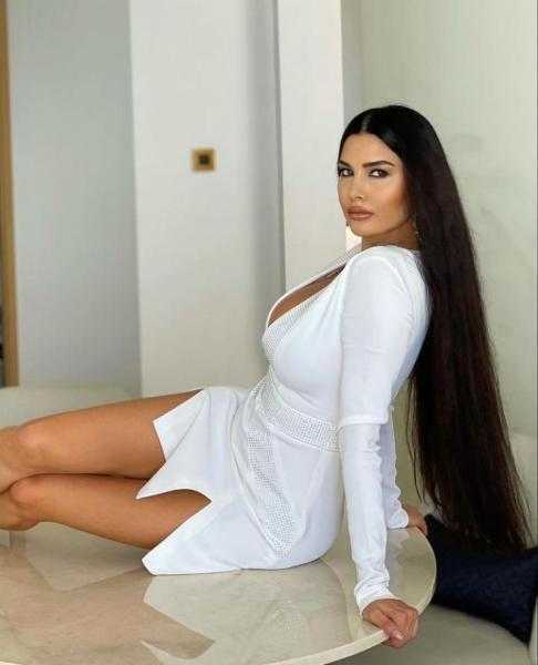 لاميتا فرنجية تبهر متابعيها بإطلالة جريئة في جلسة تصوير بالأبيض والأسود