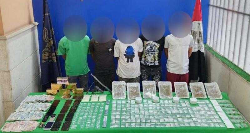 ضبط تشكيل عصابى يدير بؤرة إجرامية لتجارة المخدرات فى شبرا الخيمة