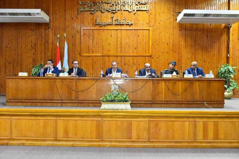 محافظ أسيوط للقيادات التنفيذية: كلكم راعٍ وكلكم مسئولٌ عن رعيته