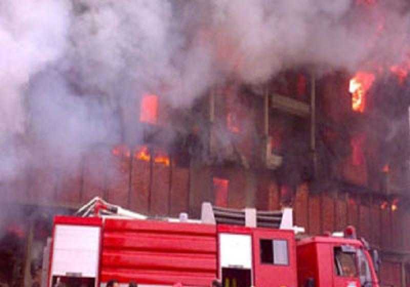 حريق هائل يلتهم مصنع أخشاب في النزهة الجديدة