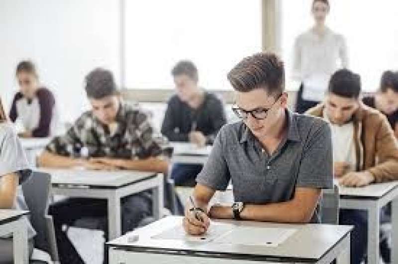 طلاب الثانوية العامة 