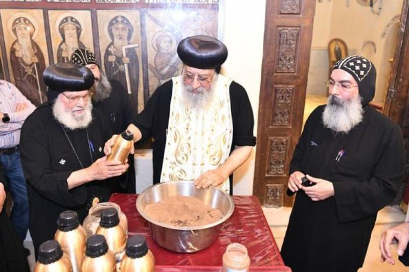 البابا تواضروس الثانى يطيب الرفات