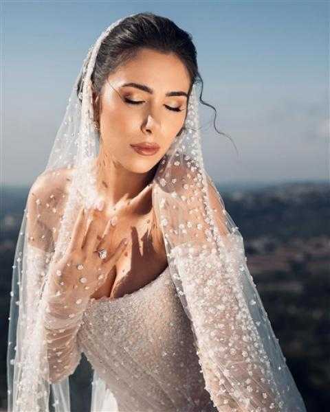شاهد.. دانييلا رحمة تخطف الأضواء بفستان زفافها
