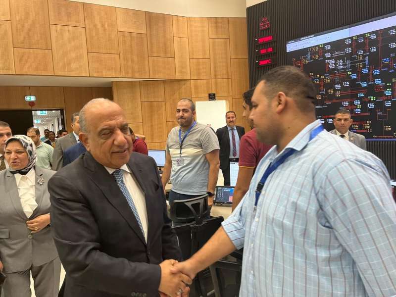وزير الكهرباء خلال الزيارة الميدانية