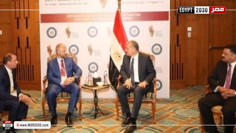 وزير البترول خلال الاجتماع