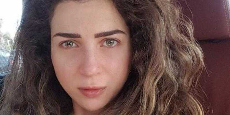 مي عز الدين تخطف الأنظار بفستان ذهبي أنيق
