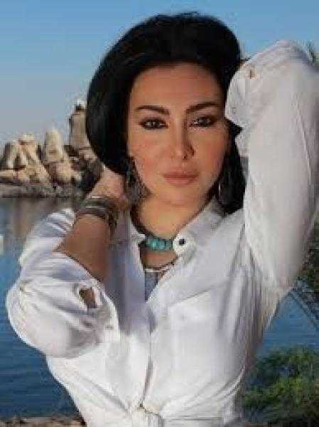 على شاطئ البحر.. ميرهان حسين تخطف الأنظار بإطلالة صيفية