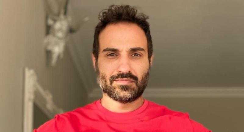 أحمد فهمي يكشف سبب زراعة شعره